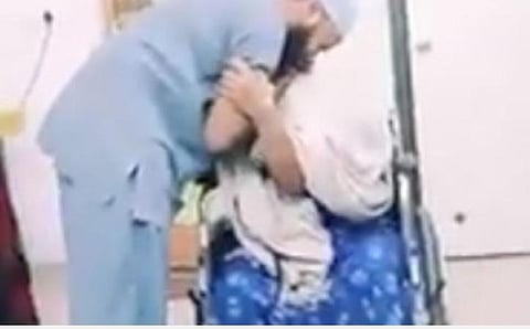 எல்லையில் உயிர்த்தியாகம் செய்த ராணுவ வீரரின் தாயாருக்கு இலவச அறுவை சிகிச்சை: மருத்துவருக்குக் குவியும் பாராட்டு