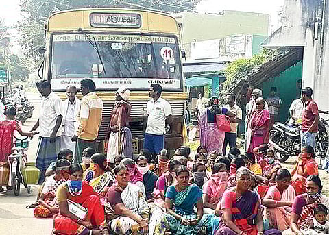 திருப்பத்தூர் அருகே ஊராட்சி செயலாளரை பணியிட மாற்றும் செய்யக்கோரி சாலை மறியலில் ஈடுபட்டும் அரசுப் பேருந்தை சிறைபிடித்தும் போராட்டத்தில் ஈடுபட்ட பொம்மிக்குப்பம் கிராம மக்கள்.