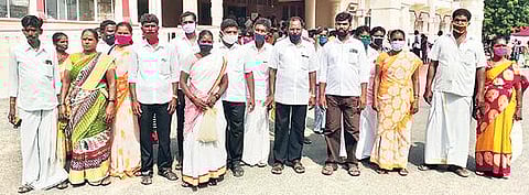 தி.மலை மாவட்ட ஆட்சியர் கந்தசாமியை சந்தித்து மனு அளித்துவிட்டு வந்த பழங்குடியின ஊராட்சி மன்ற தலைவர்கள்.