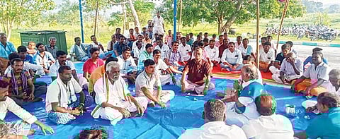 ஜவ்வாதுமலை அடுத்த நெல்லிவாசல்நாடு துர்கையம்மன் கோயில் வளாகத்தில் நடைபெற்ற ஆலோசனைக்கூட்டத்தில் பங்கேற்ற 32 மலை கிராமங்களை சேர்ந்த மலைவாழ் மக்கள்.