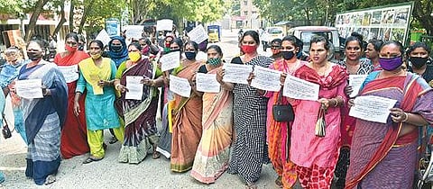 வீடு கட்டித்தரக்கோரி வேலூர் மாவட்ட ஆட்சியர் அலுவலகத்துக்கு முன்பாக கோஷமிட்டபடி மனு அளிக்க வந்த மூன்றாம் பாலினத்தினர். படம்:வி.எம்.மணிநாதன்.