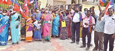 நுகர்பொருள் வாணிப கிட்டங்கியில் இருந்து வரும் வண்டுகள், பூச்சிகளால் இன்னல்களுக்கு ஆளாவதாக ஆட்சியர் அலுவலகத்தில் புகார் அளித்த சிவந்திபட்டி மக்கள். (வலது)ஊரக வேலை உறுதி திட்டத்தில் முறைகேடு நடப்பதாக புகார் அளித்த வெங்கடராயபுரம் ஊராட்சி மக்கள். படங்கள்: மு.லெட்சுமி அருண்