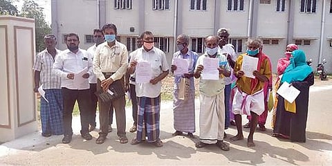 கூட்டுறவு வங்கியில் பணம் மோசடி நடைபெற்றதாக தென்காசி ஆட்சியர் அலுவலகத்தில் புகார் அளிக்க வந்த ரவணசமுத்திரம் பகுதி மக்கள்.