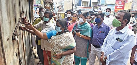 வாடகை செலுத்த தவறிய சேலம் செவ்வாய்ப்பேட்டை மாரியம்மன் கோயிலுக்கு சொந்தமான 4 கடைகளுக்கு இந்து சமய அறநிலையத்துறை அதிகாரிகள் சீல் வைத்தனர். படம்: எஸ்.குரு பிரசாத்