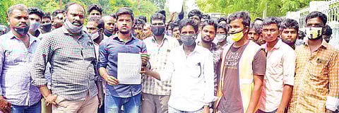 செப்டம்பர் மாத ஊதியம் வழங்கக் கோரி மதுரை ஆட்சியரிடம் மனு அளிக்க வந்த இளைஞர்கள். படம்: எஸ். கிருஷ்ணமூர்த்தி