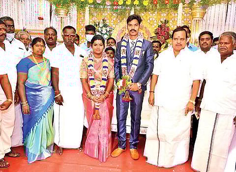 ஆணாய்பிறந்தான் ஊராட்சி மன்றத் தலைவர் கே. தருமராஜ் மகள் டி.சங்கீதா - எஸ்.உதயகுமார் திருமண வரவேற்பு நிகழ்ச்சியில் பங்கேற்று மணமக்களை வாழ்த்திய மாவட்ட அதிமுக செயலாளர் அக்ரி எஸ்.எஸ். கிருஷ்ணமூர்த்தி.