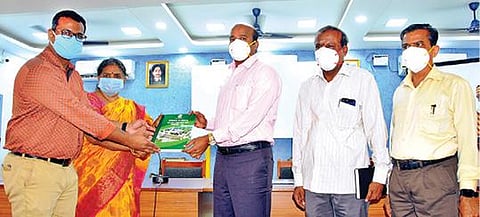 வேலூர் மாவட்ட ஆட்சியர் சண்முகசுந்தரத்திடம் சித்த மருத்துவ சிகிச்சை தொடர்பான ஆய்வறிக்கையை சமர்ப்பித்த மாவட்ட சித்த மருத்துவ அலுவலர் சுசி கண்ணம்மா, மருத்துவர் தில்லைவாணன்.