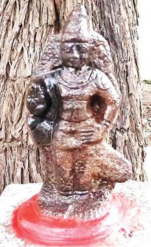 மயிலாடுதுறை அருகே விளநகர் வேயுறு தோளியம்மை உடனாகிய துறைகாட்டும் வள்ளலார் கோயில் வன்னி மரத்தடியில் நேற்று பிரதிஷ்டை செய்யப்பட்ட சனி பகவான் சிலை.