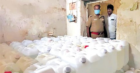 திண்டிவனம் அருகே பண்ணை வீட்டில் பதுக்கி வைக்கப்பட்டிருந்த சாராய கேன்கள்.