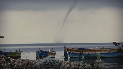 ராமேசுவரம் கடலில் தோன்றிய சுழல்காற்று: கடல் நீரை உறிஞ்சியது