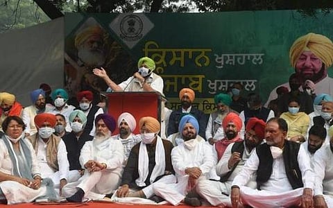 இன்று டெல்லி ஜந்தர் மந்தரில் நடைப்றற ஆர்ப்பாட்டத்தில் பஞ்சாப் முதல்வர் பேசும் காட்சி | படம்: சந்தீப் சக்சேனா.