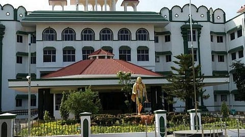 தமிழ் வழிக்கல்வி பயின்றோருக்கான சலுகை தவறாகப் பயன்படுத்தப்படுகிறது: உயர் நீதிமன்ற நீதிபதிகள் வேதனை