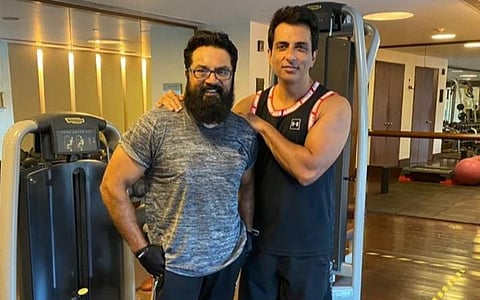 'கேப்டன் பிரபாகரன்' திரைப்படத்தை மேற்கோள் காட்டினார்கள்: சரத்குமாரருக்கு சோனு சூட் பதில்