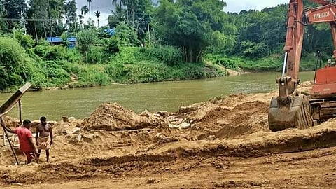அம்பை ஆற்றுமணல் கடத்தல் வழக்கில் முக்கிய குற்றவாளிகளைக் கைது செய்யாதது ஏன்?- உயர் நீதிமன்றம் கேள்வி
