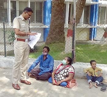 தூத்துக்குடி எஸ்பி ஜெயக்குமாரிடம் மனு அளித்த மாற்றுத்திறனாளி பெண் முத்துலட்சுமி, அவரது கணவர் மற்றும் மகன்.