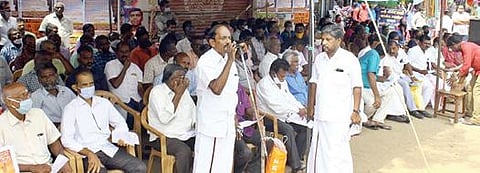 திருநெல்வேலியில் மின்வாரிய தொழிற்சங்க கூட்டுக்குழு சார்பில் நடைபெற்ற தர்ணா. படம்: மு.லெட்சுமி அருண்