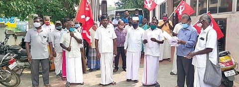 தென்காசி நகராட்சி அலுவலகத்தை முற்றுகையிட்டு போராட்டம் நடத்திய கம்யூனிஸ்ட் கட்சியினர்.