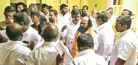 திருநகரில் நடந்த ஆலோசனைக் கூட்டத்தில் பார்வர்டு பிளாக் கட்சிகளின் நிர்வாகிகள் இடையே ஏற்பட்ட வாக்குவாதம்.