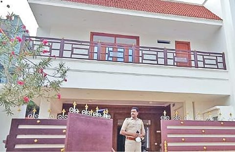 பண்ருட்டியில் முன்னாள் அமைச்சர் வீட்டில் கொள்ளை