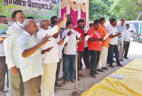 கடலூர் கேப்பர் மலையில் மின்வாரிய தொழிற்சங்கத்தினர் தர்ணா போராட்டத்தில் ஈடுபட்டனர்.