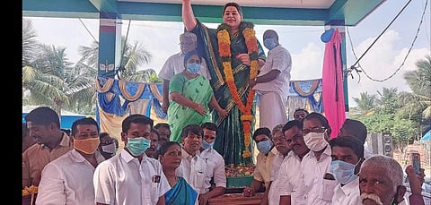 சிதம்பரம் அருகே எம்ஜிஆர் திட்டு பகுதியில் முன்னாள் முதல்வர் ஜெயலலிதா உருவ சிலையை எம்எல்ஏ பாண்டியன் திறந்து வைத்தார்.