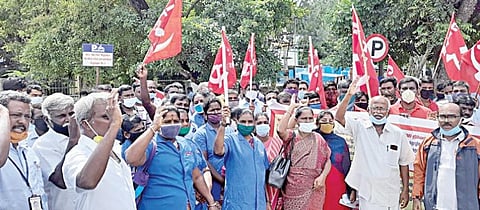 தாம்பரம் மெப்ஸ்-ல் உள்ள நிறுவனங்களில் பணிபுரியும் பணியாளர்களின் பணி நீக்கத்தை ரத்து செய்யக் கோரியும், பிடித்தம் செய்த சம்பளத்தை திரும்ப தரக் கோரியும் தாம்பரம் கோட்டாட்சியர் அலுவலகம் முன்பாக சிஐடியு தொழிற்சங்கம் சார்பில் நேற்று கண்டன ஆர்ப்பாட்டம் நடைபெற்றது..படம்: எம்.முத்துகணேஷ்