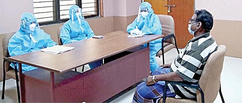 சென்னை கிண்டி அரசு கரோனா மருத்துவமனையில் புதிதாக தொடங்கப்பட்டுள்ள மனநல ஆலோசனை மையத்தில் கரோனா தொற்று பாதிக்கப்பட்டவருக்கு ஆலோசனை வழங்கும் மருத்துவர்கள்.