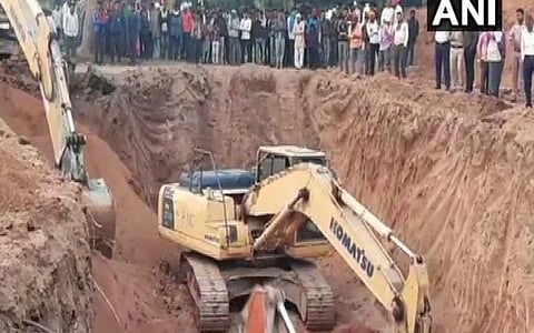 மத்தியப் பிரதேசத்தில் ஆழ்துளைக் கிணற்றில் விழுந்த குழந்தையை மீட்க 2வது நாளாக தொடரும் மீட்புப் பணிகள் | படம்: ஏஎன்ஐ.