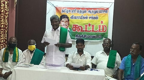 தமிழக ஏரி மற்றும் ஆற்றுப் பாசன விவசாயிகள் சங்க செயற்குழுக் கூட்டத்தில் பேசுகிறார் அதன் மாநிலத் தலைவர் பூரா.விசுவநாதன்.