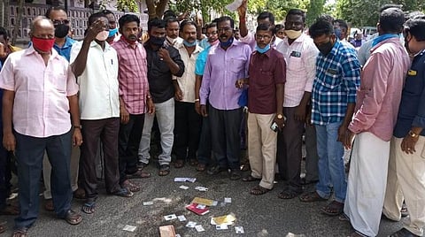 காரைக்கால் மாவட்ட ஆட்சியர் அலுவலகம் முன்பு ஆர்ப்பாட்டத்தில் ஈடுபட்ட ரேஷன் கடை ஊழியர்கள்