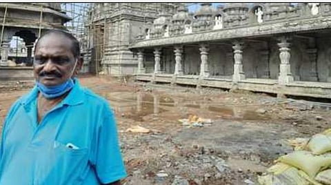 சம்பாதிக்கும் பணத்தைக் கொண்டு மயானங்களைப் புதுப்பிக்கும் ஆந்திர மனிதர்: நெகிழும் மக்கள்