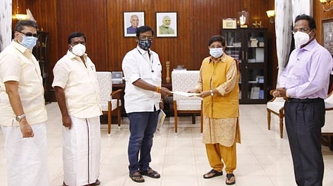 கிரண்பேடியைச் சந்தித்து மனு அளித்த புதுச்சேரி திமுக அமைப்பாளர்கள்.