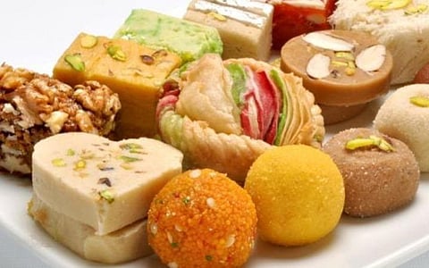 தீபாவளி பதார்த்தங்கள் தயாரிக்க, விற்பனை செய்ய உணவு பாதுகாப்புத் துறையில் உரிமம் பெறுவது கட்டாயம்: தென்காசி மாவட்ட ஆட்சியர் தகவல்