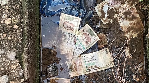 திருப்பத்தூர் இ.எல்.ராகவனார் தெருவில் உள்ள கால்வாயில் வீசப்பட்ட பழைய 500 ரூபாய் நோட்டுகள்.