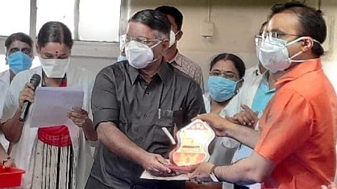 கரோனா காலத்திலும் தடையின்றி குருதிக்கொடை வழங்கும் 61 வயது இளைஞர்