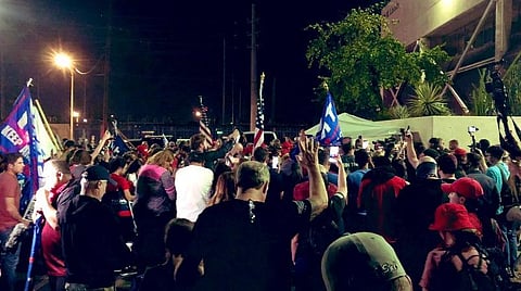 அரிசோனாவில் தேர்தல் முடிவை ஏற்க முடியாமல் ட்ரம்ப் ஆதரவாளர்கள் துப்பாக்கியுடன் போராட்டம்