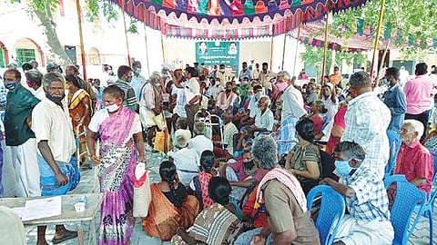 வந்தவாசியில் அடையாள அட்டை பெறுவதற்காக குவிந்த மாற்றுத்திறனாளிகள்.