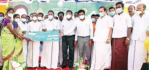 கீழ்பென்னாத்தூரில் நடைபெற்ற விழாவில் பயனாளிகளுக்கு நலத்திட்ட உதவிகளை வழங்கிய கூட்டுறவுத் துறை அமைச்சர் செல்லூர் கே.ராஜு. அருகே, அமைச்சர் சேவூர் எஸ்.ராமச்சந்திரன், ஆட்சியர் கந்தசாமி உள்ளிட்டோர்.