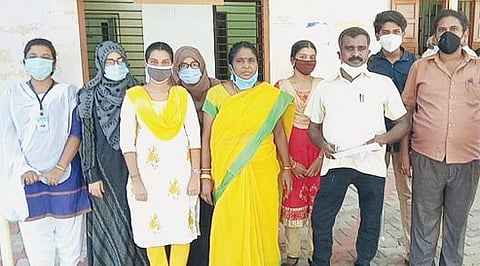 மருந்தாளுநர் சங்கம் சார்பில் திருநெல்வேலி அரசு மருத்துவமனை முதன்மை மருந்தகம்முன் கவனஈர்ப்பு ஆர்ப்பாட்டம் நடைபெற்றது. (வலது) தென்காசியில் ஆர்ப்பாட்டத்தில் ஈடுபட்ட மருந்தாளுநர்கள்.