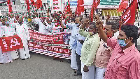 புதிய வேளாண் சட்டங்களை திரும்பப் பெற வலியுறுத்தி, சேலம் தலைமை தபால் அலுவலகம் எதிரில், அகில இந்திய விவசாயிகள் ஒருங்கிணைப்புக் குழு சார்பில் ஆர்ப்பாட்டம் நடந்தது. படம்: எஸ்.குரு பிரசாத்