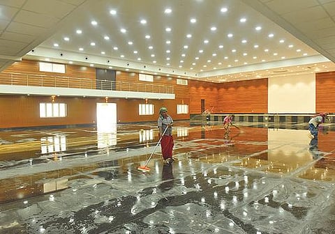 சேலம் தொங்கும் பூங்கா வளாகத்தில் சீர்மிகு நகரத் திட்டத்தின் கீழ் ரூ.10 கோடியே 50 லட்சம் மதிப்பில் கட்டப்பட்டு வரும் பல்நோக்கு அரங்கின் உட்பகுதி. படம்: எஸ்.குரு பிரசாத்