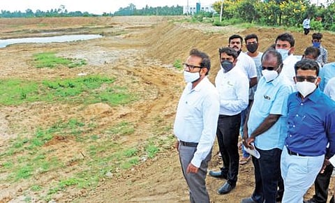 சூளகிரி அருகே ரூ.65 லட்சம் செலவில் தூர்வாரும் பணி நடைபெற்ற பத்தலப்பள்ளி கோபாலபண்டிகன் ஏரியை ஆட்சியர் ஜெயசந்திர பானு ரெட்டி ஆய்வு செய்தார்.