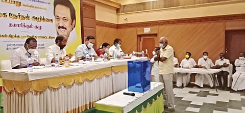 நாமக்கல் வந்துள்ள திமுக தேர்தல் அறிக்கை தயாரிப்பு குழுவிடம் பல்வேறு சங்க நிர்வாகிகள் தங்களது கோரிக்கைகளை தெரிவித்தனர்.