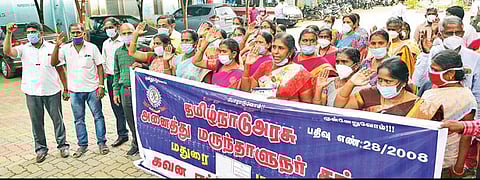 மதுரை அரசு மருத்துவமனை முன் ஆர்ப்பாட்டம் நடத்திய தமிழ்நாடு அரசு அனைத்து மருந்தாளுநர் சங்கத்தினர். படம்: எஸ்.கிருஷ்ணமூர்த்தி