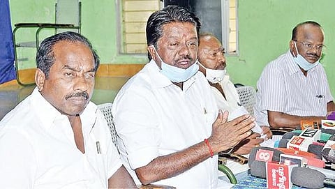 மதுரையில் செய்தியாளர்களுக்குப் பேட்டி அளித்த கிரானைட் குவாரி உரிமையாளர்கள் சங்கத் தலைவர் பி.ஆர். ராஜசேகரன். அருகில் நிர்வாகிகள்.