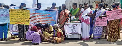 விழுப்புரத்தில் அனைத்திந்திய ஜனநாயக மாதர் சங்கத்தின் சார்பில் ஒப்பாரி போராட்டம் நடைபெற்றது.