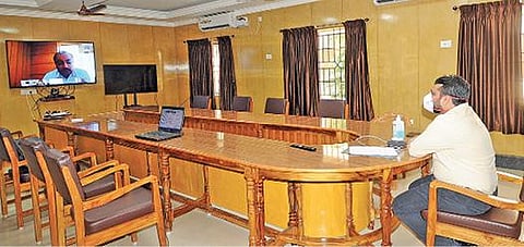 கடலூரில் ஆட்சியர் சந்திரசேகர் சாகமூரி தலைமையில் காணொலி மூலம் ஏற்றுமதி மேம்பாடு கூட்டம் நடந்தது.