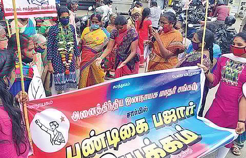 மாதர் சங்கத்தினர் ஆர்ப்பாட்டம்