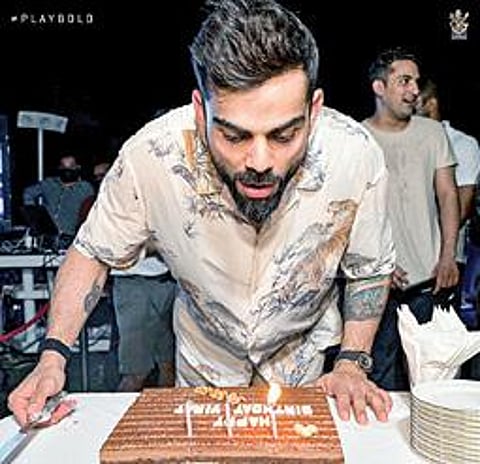 பெங்களூரு அணி கேப்டன் விராட் கோலி நேற்று 32 வயதில் காலடி எடுத்து வைத்தார். பெங்களூரு அணி ஏற்பாடு செய்த கொண்டாட்டத்தில் கேக் வெட்டிய கோலி.