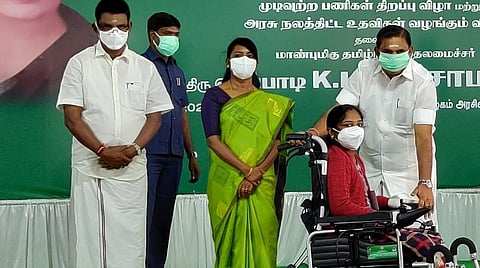 மாற்றுத்திறனாளிக்கு பேட்டரி சக்கர நாற்காலி வழங்கிய முதல்வர் பழனிசாமி.